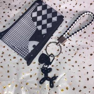 Black and White balloon dog key Chain with TWILLIIIEEEE❤️‍🔥❤️‍🔥